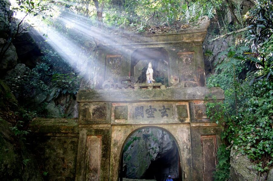 Am Phu Cave, Marble and Monkey Mountain Fullday tour - What you see inside the caves and pagodas