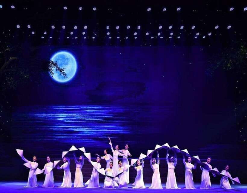 Charming Da Nang Show: Culture, History, Art Vietnamese Show - The acrobatic couples add a different kind of energy