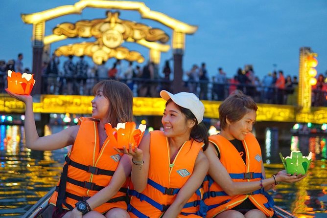 Coconut Basket boat, City tour, Boat ride, Night market from DN - Guides, group size, and the feel of the day