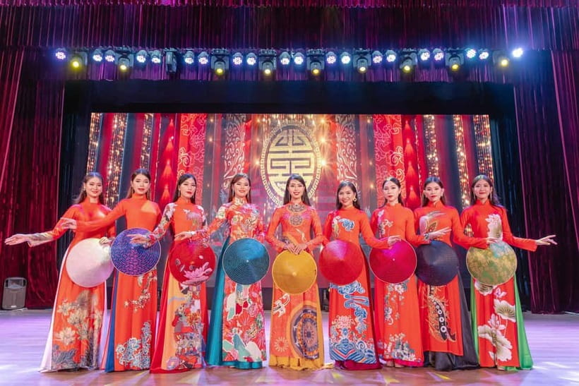 Da Nang: Ao Dai Show - Folk dances with the Ao Dai in motion