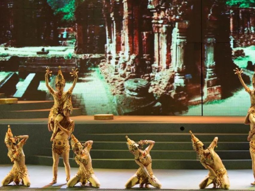 Da Nang Charming Show Viet Nam - Lotus Dance: a quieter change of mood