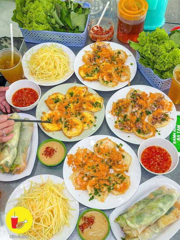 Da Nang City Sightseeing Private Tour With Hai Van Pass - Da Nang street food brings the city back to the table