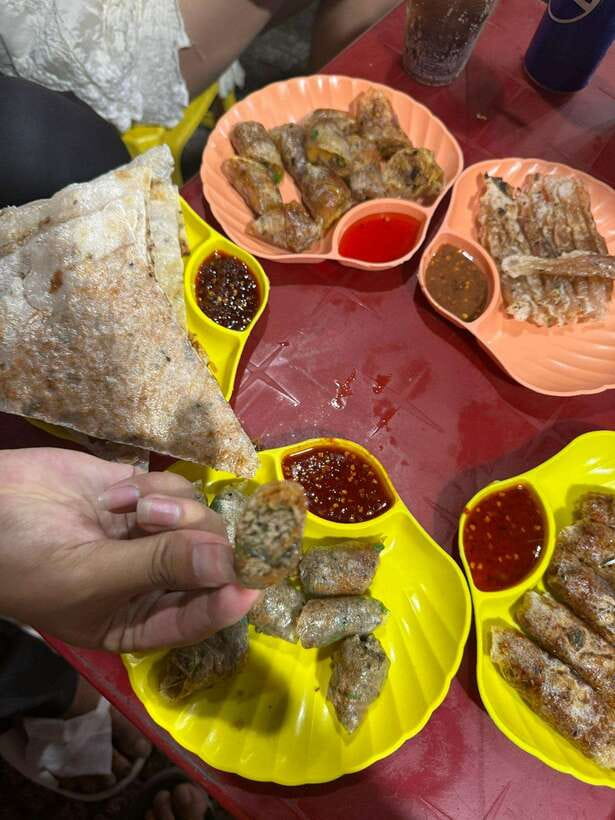 Da Nang City Street Food Private Tour With Local Students - What the guides add to the meal
