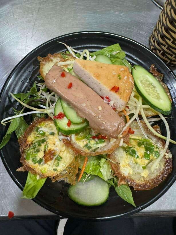 Da Nang City Street Food Tour With Live Music Tien Sa Show - Choosing between the two food options