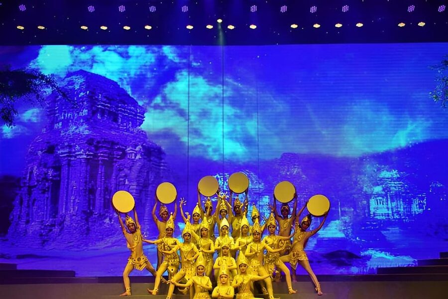 Da Nang: Da Nang Charming show ticket - How it fits with Dong Ba Market and the royal tombs