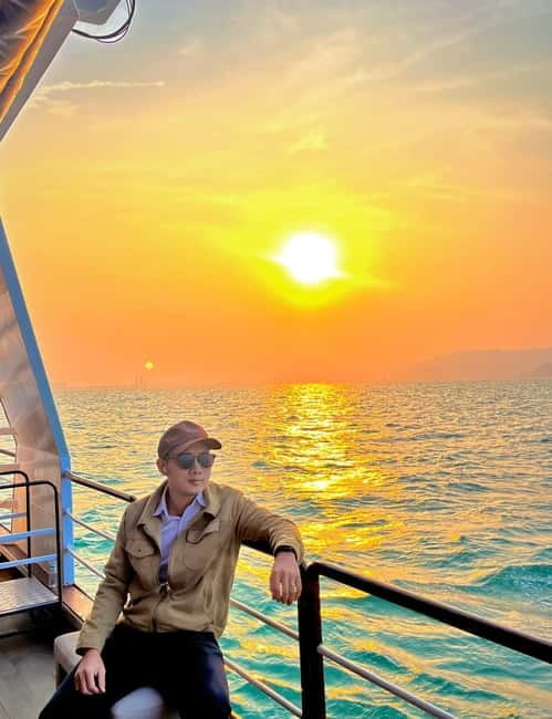Da Nang: Experience a Magical Sunset Dinner Cruise in DN Bay - From live band to female DJ under the stars
