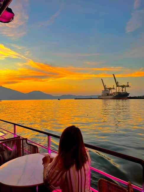 Da Nang: Experience a Magical Sunset Dinner Cruise in DN Bay - What the $16 price really buys you