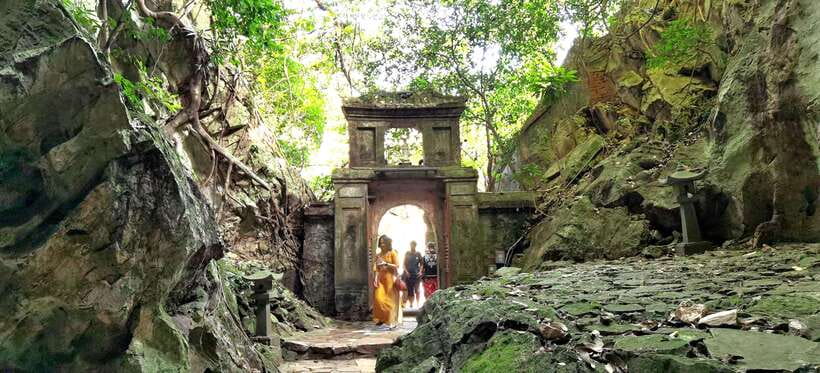 Da Nang/Hoi An: Marble & Monkey Mountains with Am Phu Cave - Climbing through Marble Mountain’s caves and temples