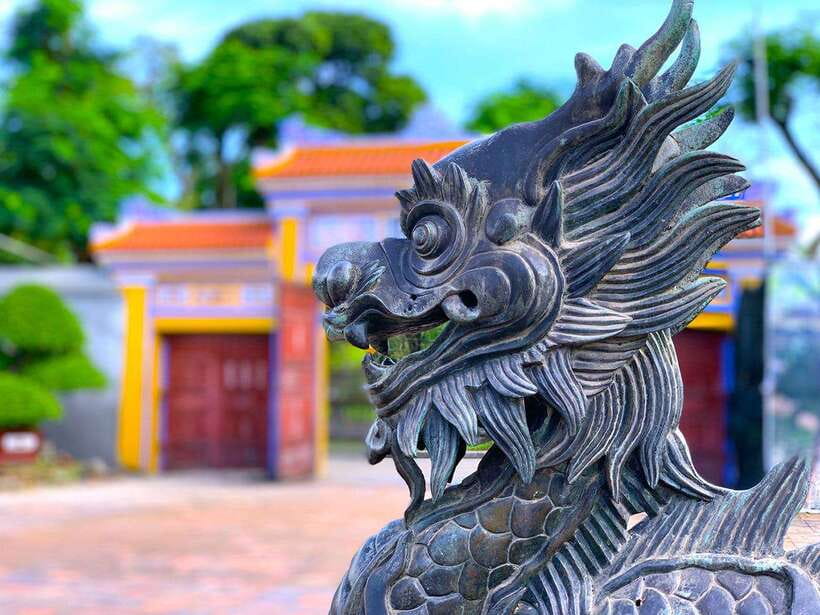 Da Nang: Imperial Hue And Scenic Hai Van Pass Discovery Tour - Lunch at Y Thao Garden