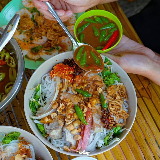 Da Nang: Local Street Food Walking Tour - Dessert completes a very full evening