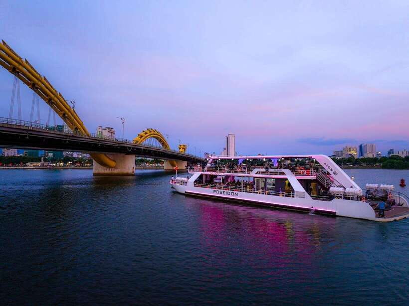 Da Nang: Poseidon Cruise with Dinner and Dragon Bridge Show - The Han River cruise and its changing views
