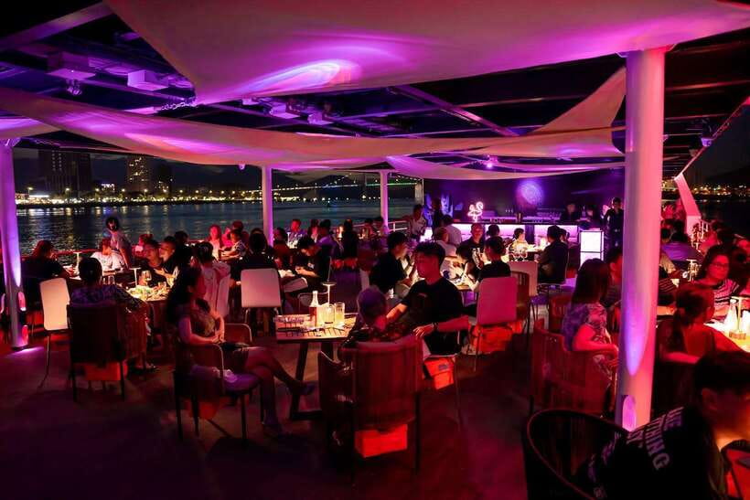 Da Nang: Poseidon Cruise with Dinner and Dragon Bridge Show - Weather, seating, and comfort