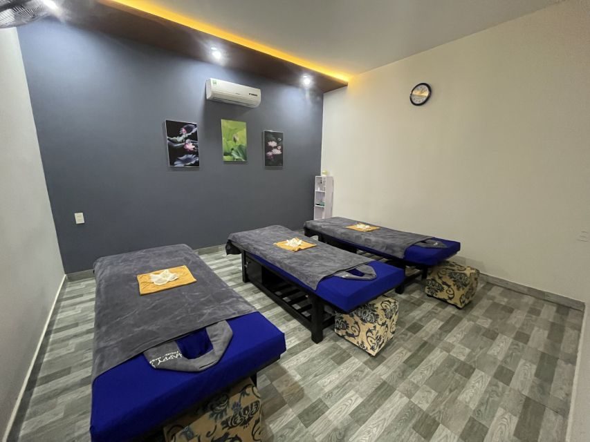 Da Nang: Relax with 60 minutes Foot Massage - The atmosphere: music, oil, and warm water