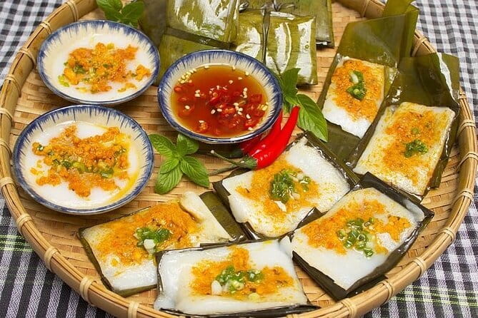 Da Nang Street Food Private Tour With Local Students - Choosing Between Restaurants and Street Vendors