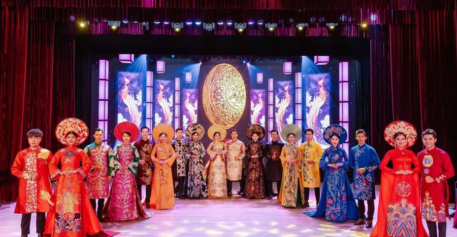 Da Nang "The Ao Dai" Show: Timeless Vietnamese Elegance - White Ao Dai and the image of schoolgirls