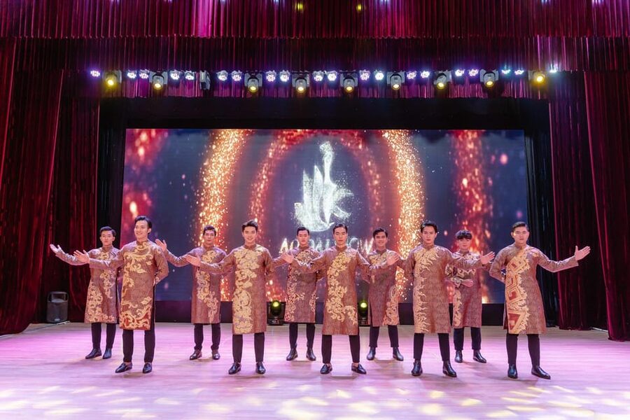 Da Nang "The Ao Dai" Show: Timeless Vietnamese Elegance - The main Ao Dai presentation ties the eras together