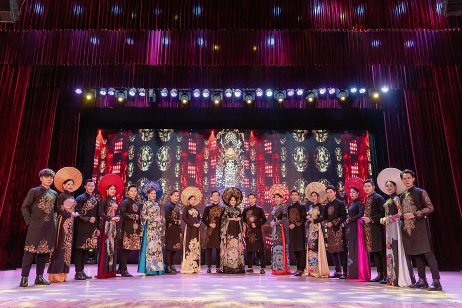Da Nang "The Ao Dai" Show: Timeless Vietnamese Elegance - How clear is the show for English speakers?