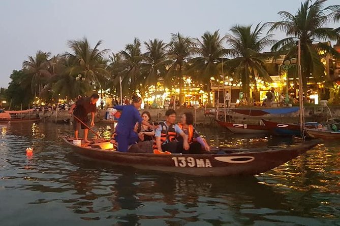Discover Hoi An Walking Tour, Sampan Boat Ride, Night Market &Colourful Lanterns - Who should book this evening tour?