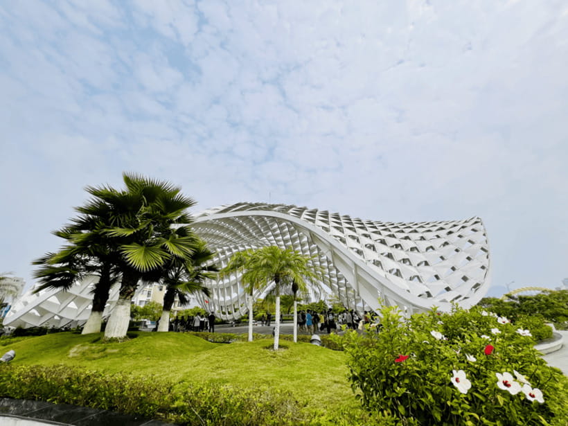 Free E-sim Da Nang: Instagram Half-Day Tour with Local Guide - Han Market shows Da Nang at street level