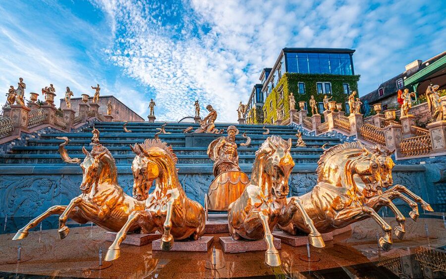 From Da Nang or Hoi An: Ba Na Hills Golden Bridge Tour - What the guides add to the day