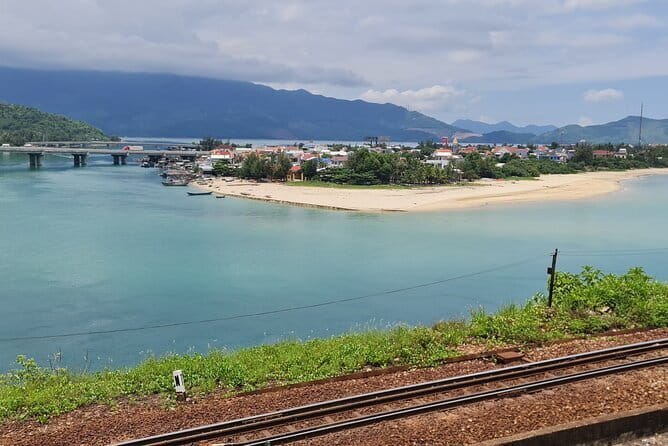 Guided Private Hue City Tour from Da Nang or Hoi An - Taking the dragon boat to Thien Mu Pagoda