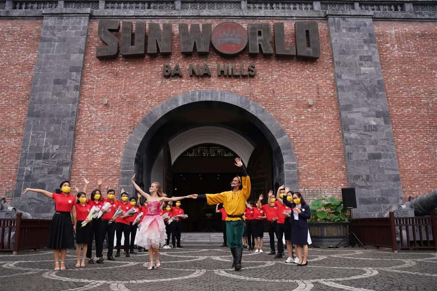 Hoi An/Da Nang: Ba Na Hills & Golden Bridge Small-Group Tour - Walking across the Golden Bridge