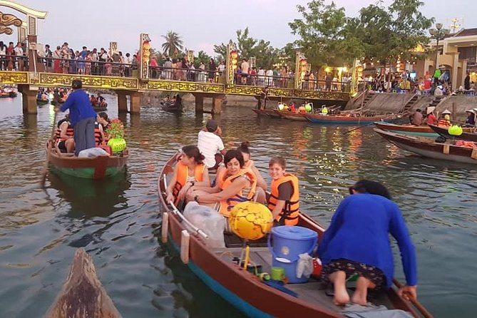 Hoi An Nightlife Tour with Hoi An Ancient Walking Tour, Boat Ride, Night Market - Why Hoi An works so well after dark