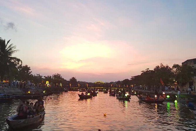 Hoi An Nightlife Tour with Hoi An Ancient Walking Tour, Boat Ride, Night Market - A sampan boat ride along the Hoai River