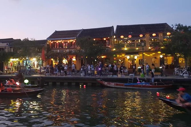 Hoi An Nightlife Tour with Hoi An Ancient Walking Tour, Boat Ride, Night Market - The guide can make or break the evening