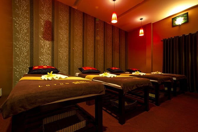 Hot Stone Massage For Full Body Blood Circulation At Da Nang - How this compares with a neck and shoulder massage
