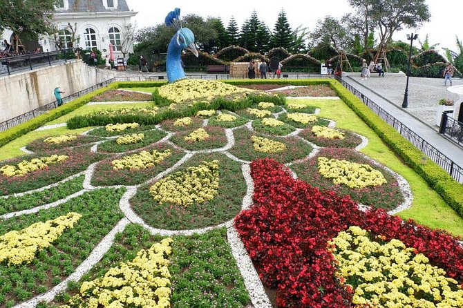Private guided Sunworld Ba Na Hills & Golden Hands Bridge - Golden Bridge: the famous photo stop